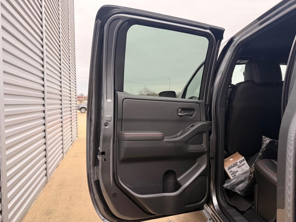 Nissan Frontier Vehicle Full-screen Gallery Image 24