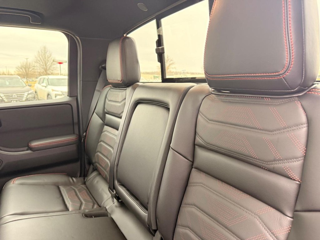 Nissan Frontier Vehicle Full-screen Gallery Image 27