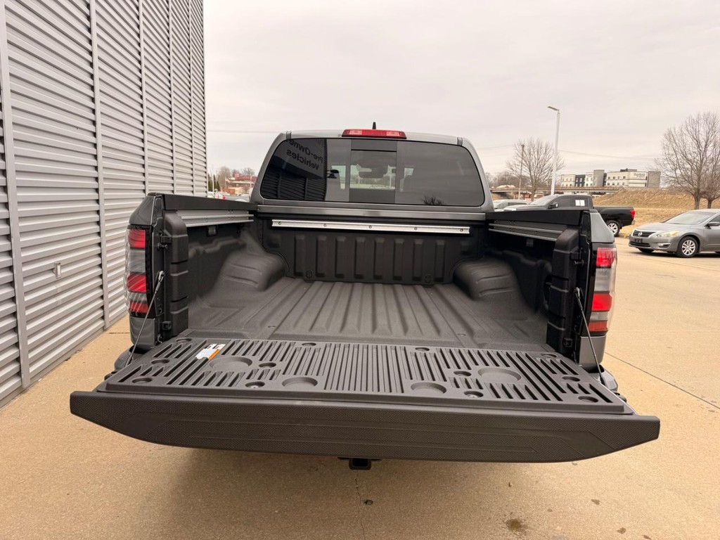 Nissan Frontier Vehicle Full-screen Gallery Image 28