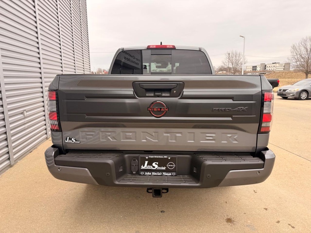 Nissan Frontier Vehicle Full-screen Gallery Image 29