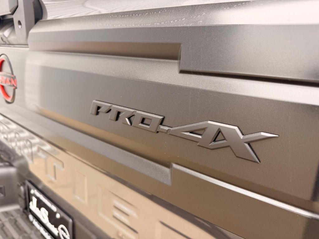 Nissan Frontier Vehicle Full-screen Gallery Image 30