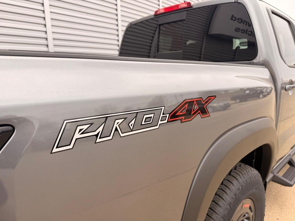 Nissan Frontier Vehicle Full-screen Gallery Image 31