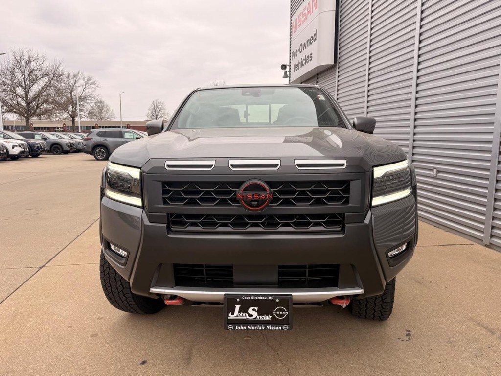 Nissan Frontier Vehicle Full-screen Gallery Image 32