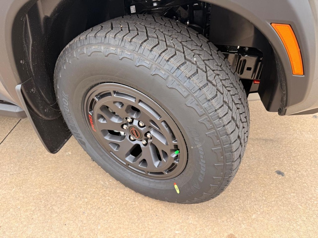 Nissan Frontier Vehicle Full-screen Gallery Image 33