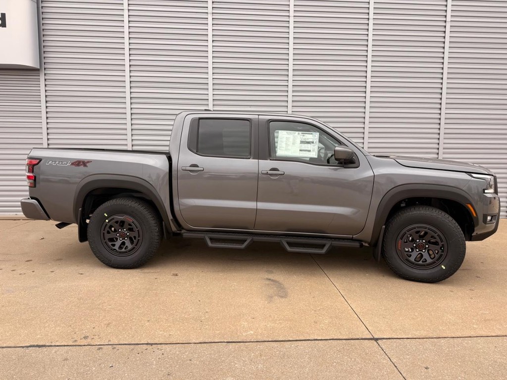 Nissan Frontier Vehicle Full-screen Gallery Image 34