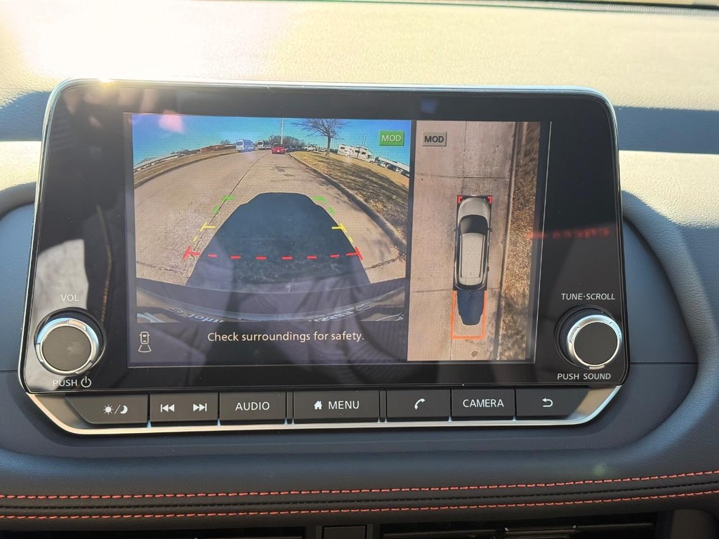 Nissan Rogue Vehicle Full-screen Gallery Image 02