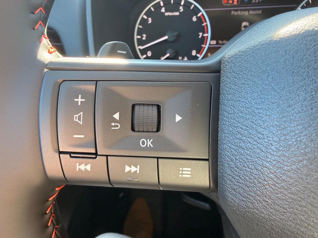 Nissan Rogue Vehicle Full-screen Gallery Image 05