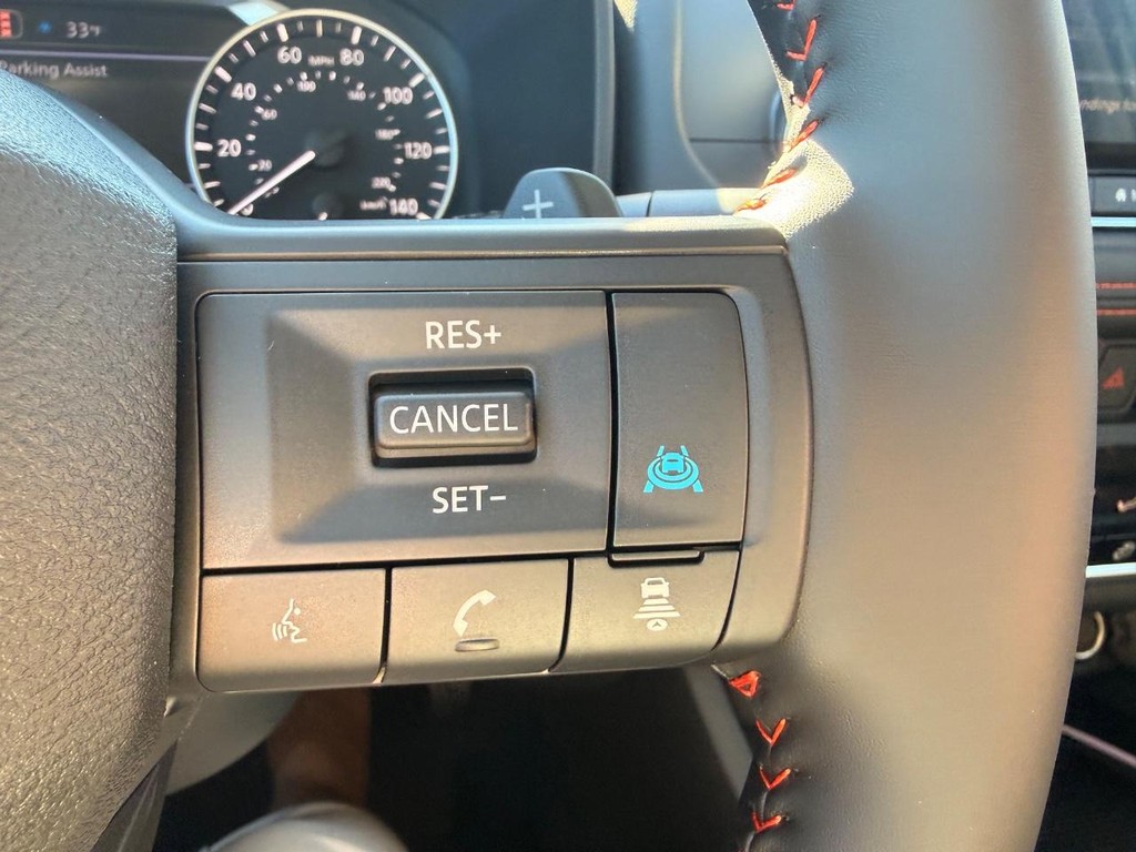 Nissan Rogue Vehicle Full-screen Gallery Image 06