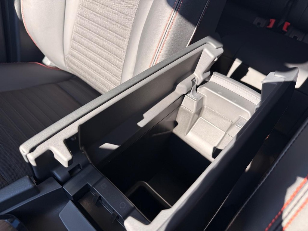 Nissan Rogue Vehicle Full-screen Gallery Image 08