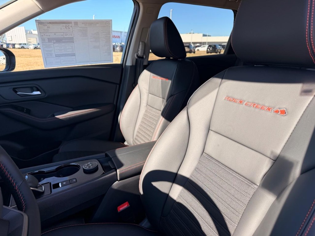 Nissan Rogue Vehicle Full-screen Gallery Image 14