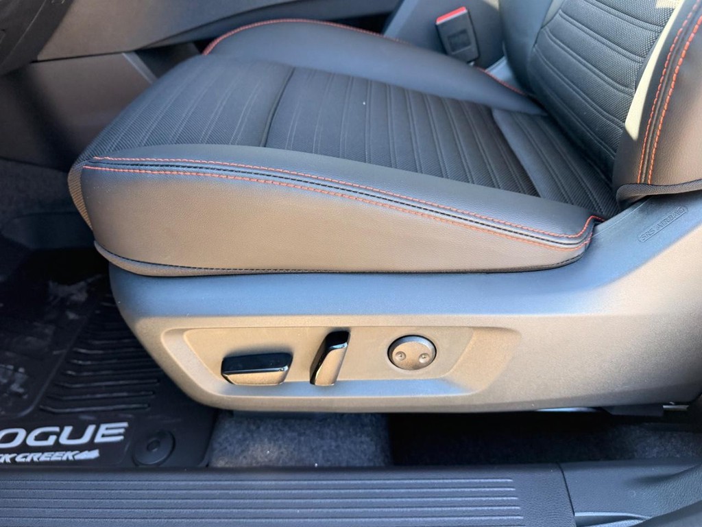 Nissan Rogue Vehicle Full-screen Gallery Image 15