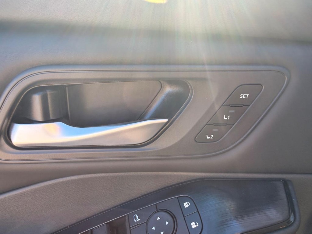 Nissan Rogue Vehicle Full-screen Gallery Image 16