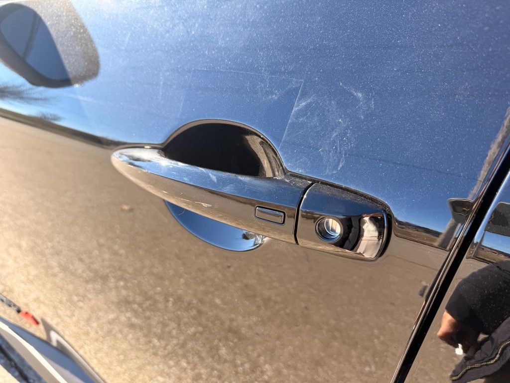 Nissan Rogue Vehicle Full-screen Gallery Image 18