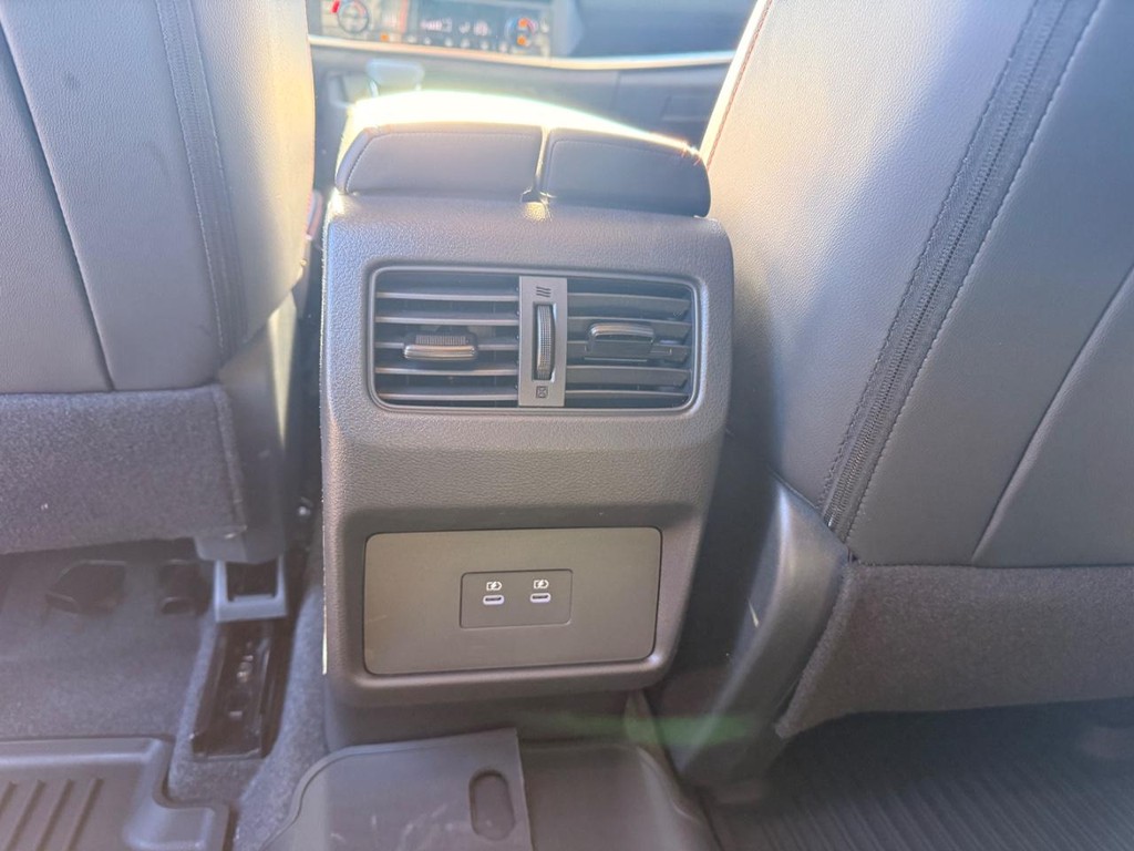 Nissan Rogue Vehicle Full-screen Gallery Image 20