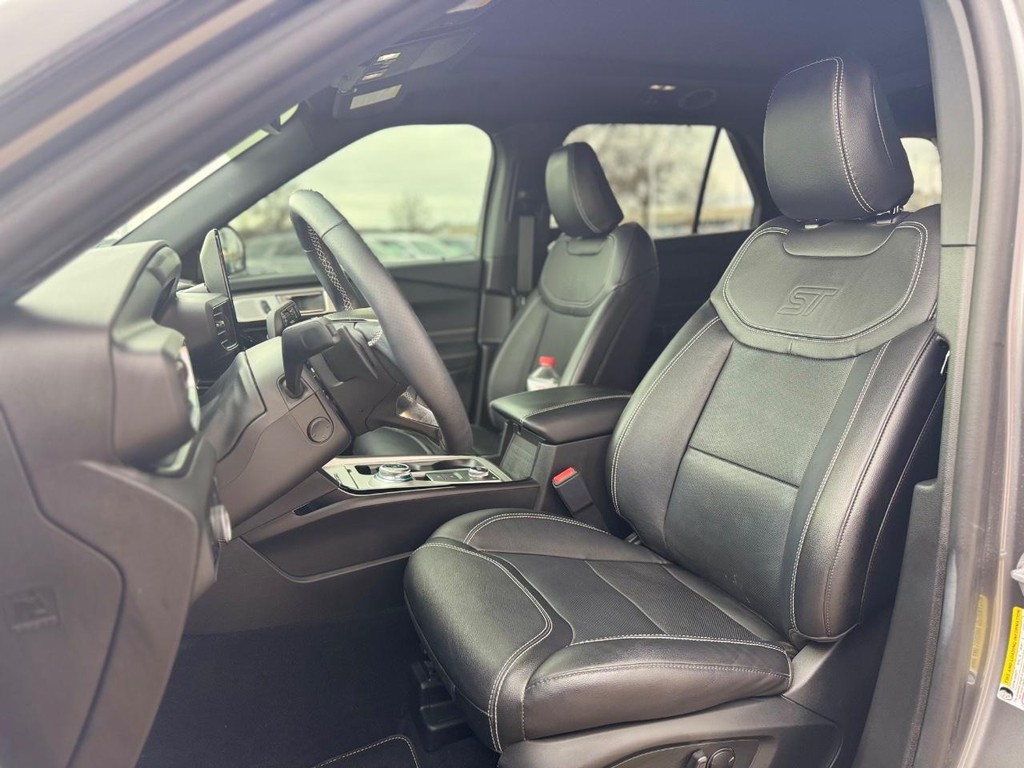 Ford Explorer Vehicle Full-screen Gallery Image 02