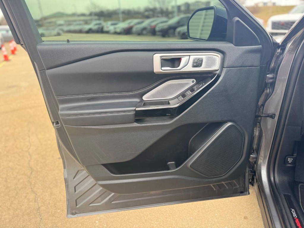 Ford Explorer Vehicle Full-screen Gallery Image 07