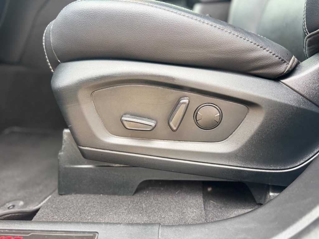 Ford Explorer Vehicle Full-screen Gallery Image 08