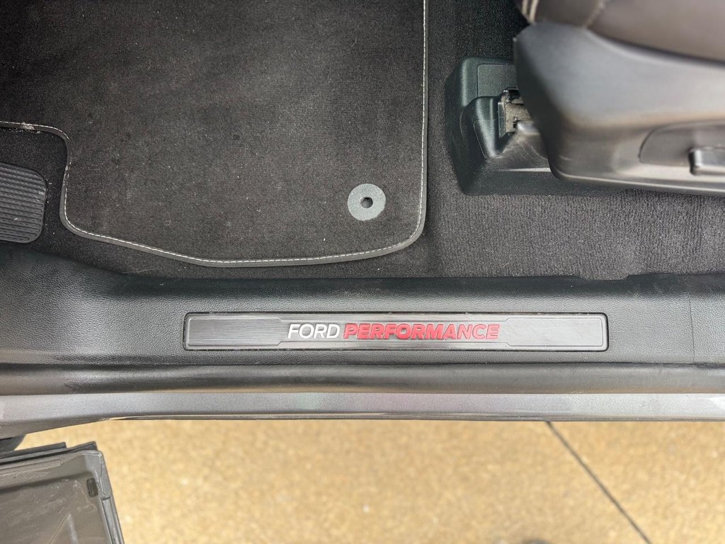 Ford Explorer Vehicle Full-screen Gallery Image 09