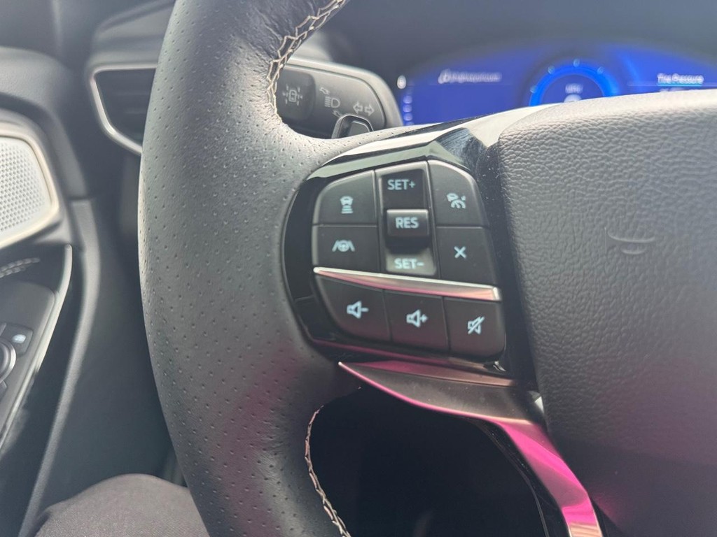 Ford Explorer Vehicle Full-screen Gallery Image 12