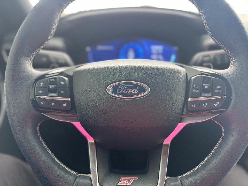 Ford Explorer Vehicle Full-screen Gallery Image 13