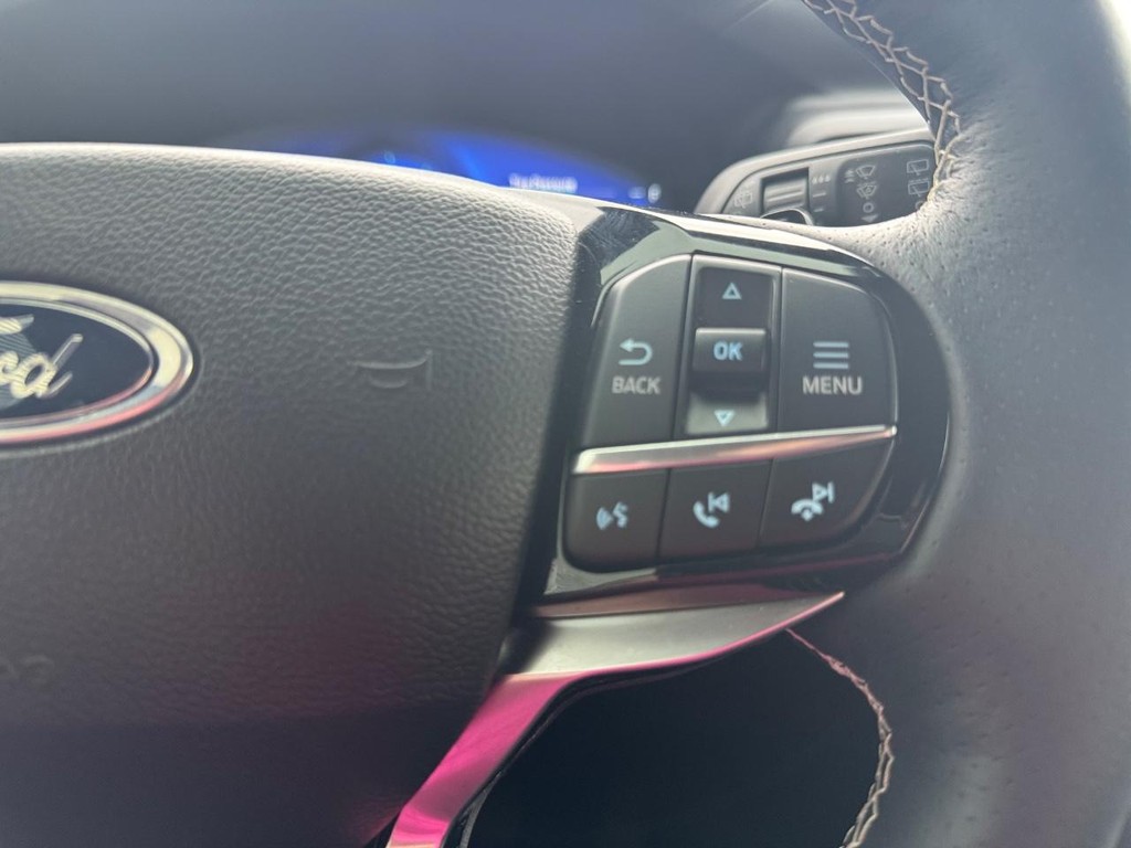 Ford Explorer Vehicle Full-screen Gallery Image 14