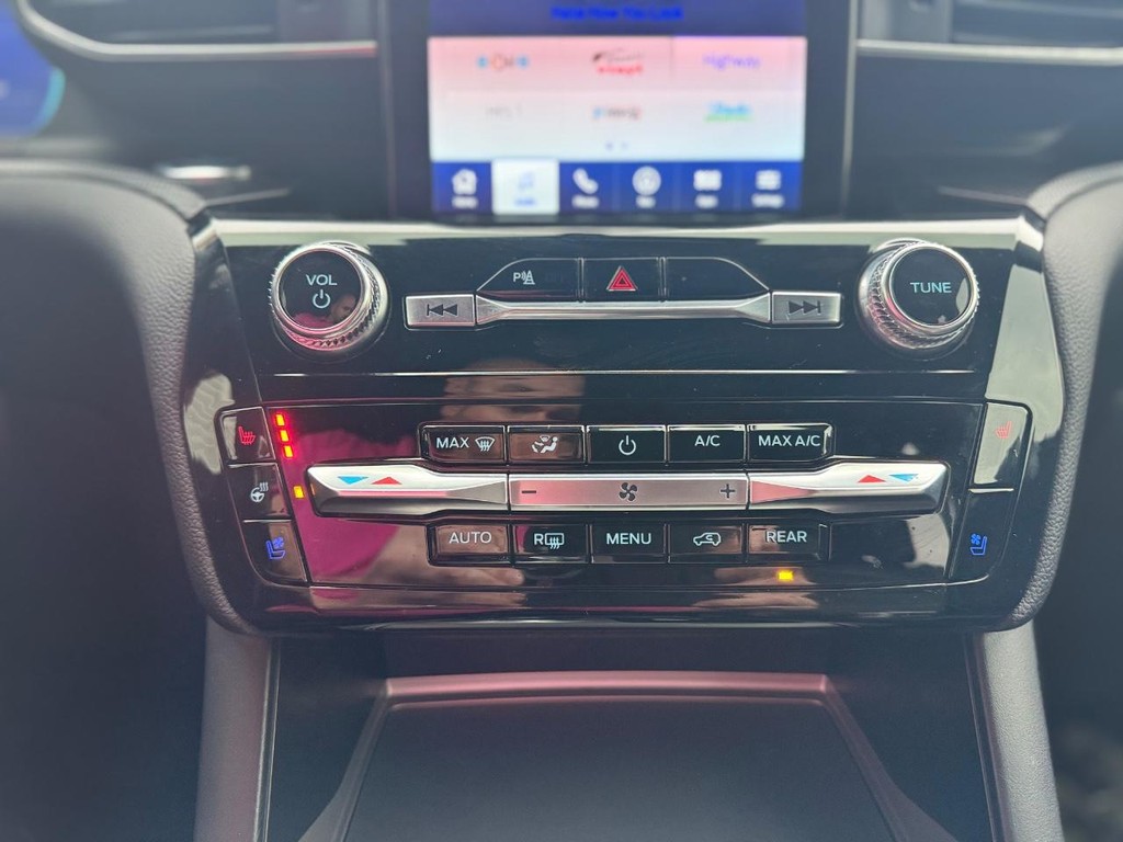 Ford Explorer Vehicle Full-screen Gallery Image 15