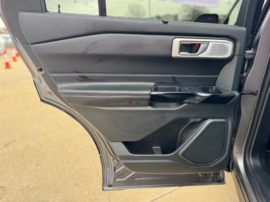 Ford Explorer Vehicle Full-screen Gallery Image 20