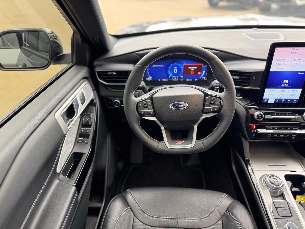 Ford Explorer Vehicle Full-screen Gallery Image 22