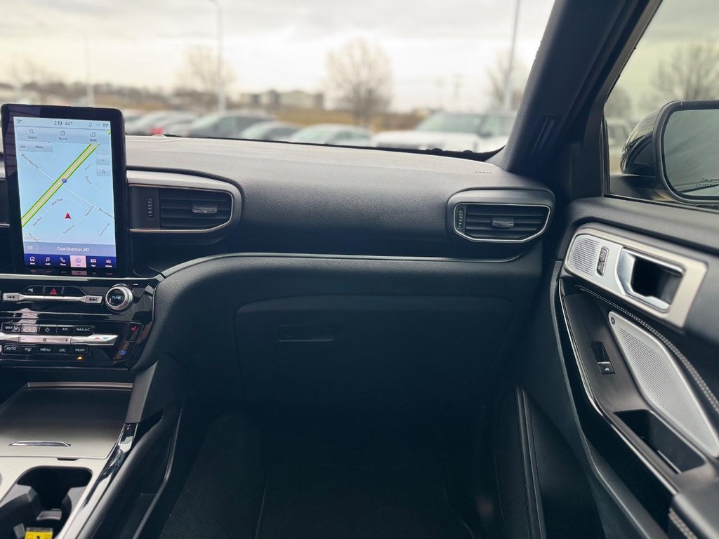 Ford Explorer Vehicle Full-screen Gallery Image 24