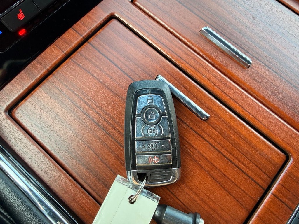 Lincoln Navigator Vehicle Full-screen Gallery Image 02