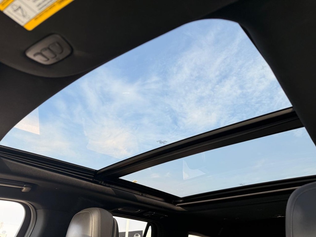 Lincoln Navigator Vehicle Full-screen Gallery Image 05