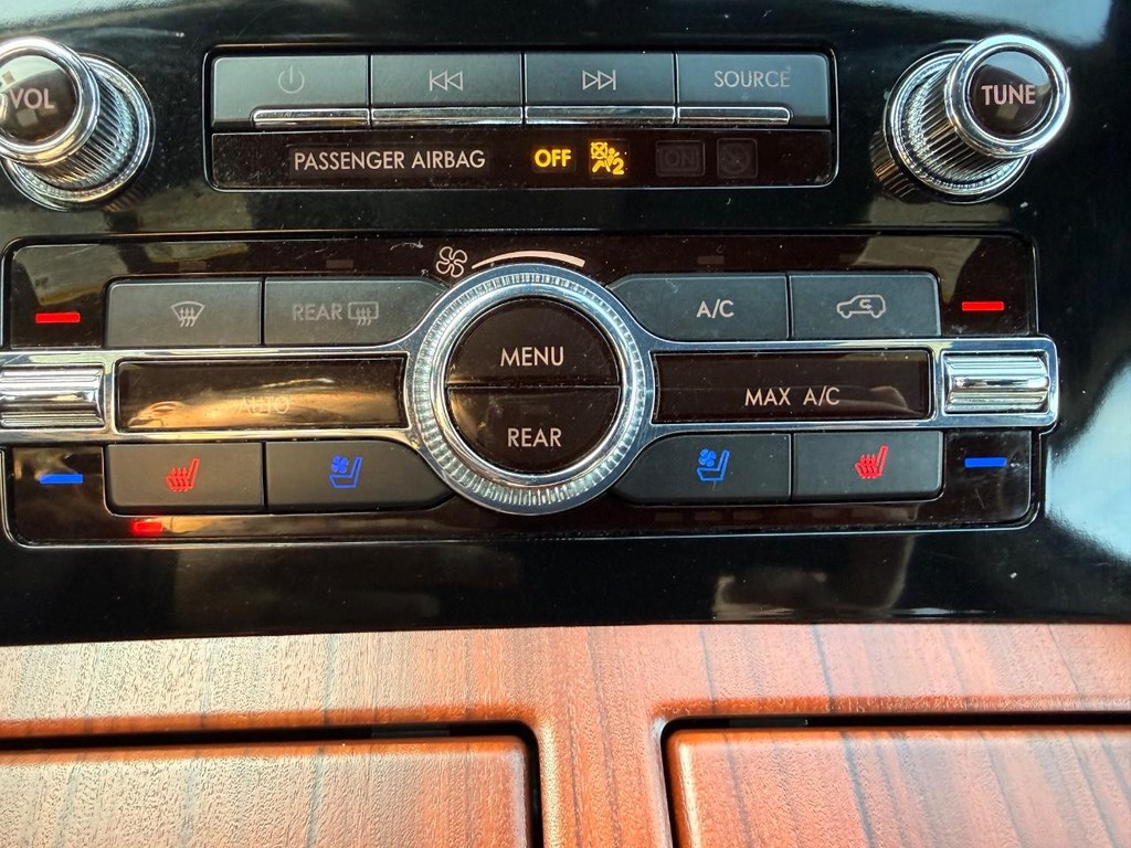 Lincoln Navigator Vehicle Full-screen Gallery Image 08