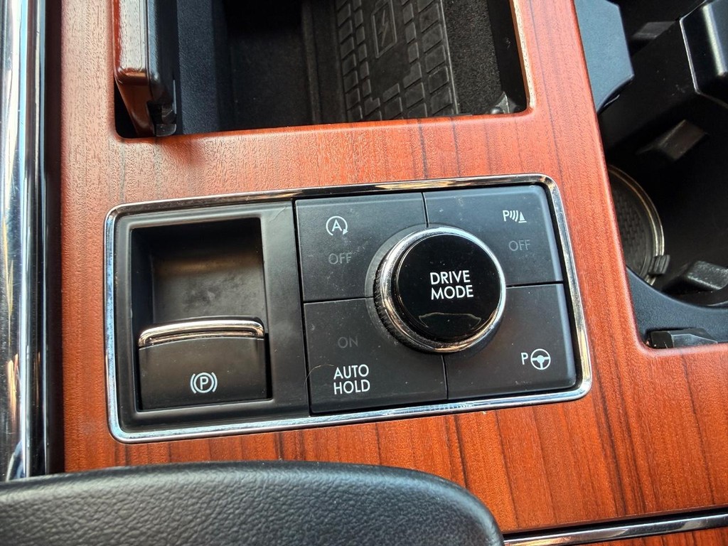 Lincoln Navigator Vehicle Full-screen Gallery Image 09