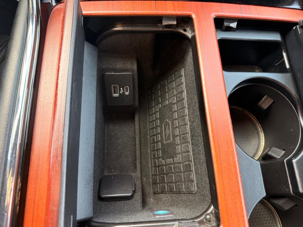 Lincoln Navigator Vehicle Full-screen Gallery Image 11