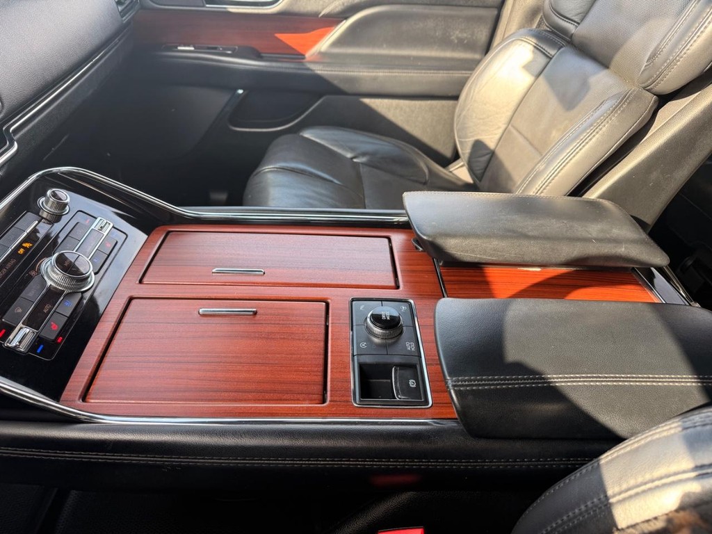 Lincoln Navigator Vehicle Full-screen Gallery Image 12