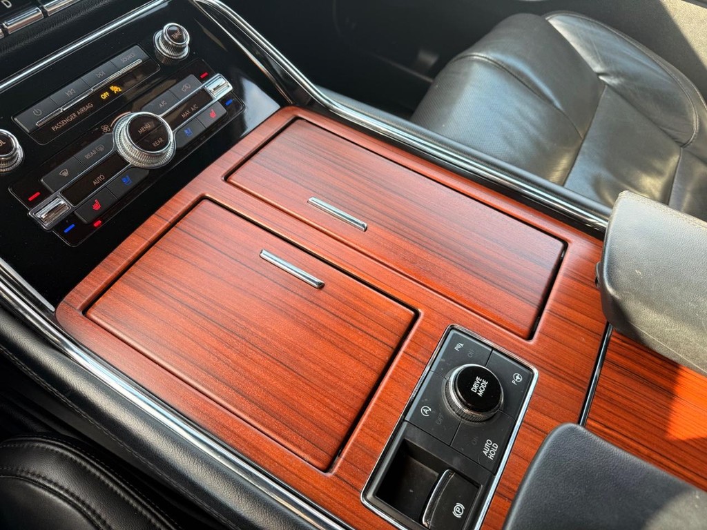 Lincoln Navigator Vehicle Full-screen Gallery Image 13