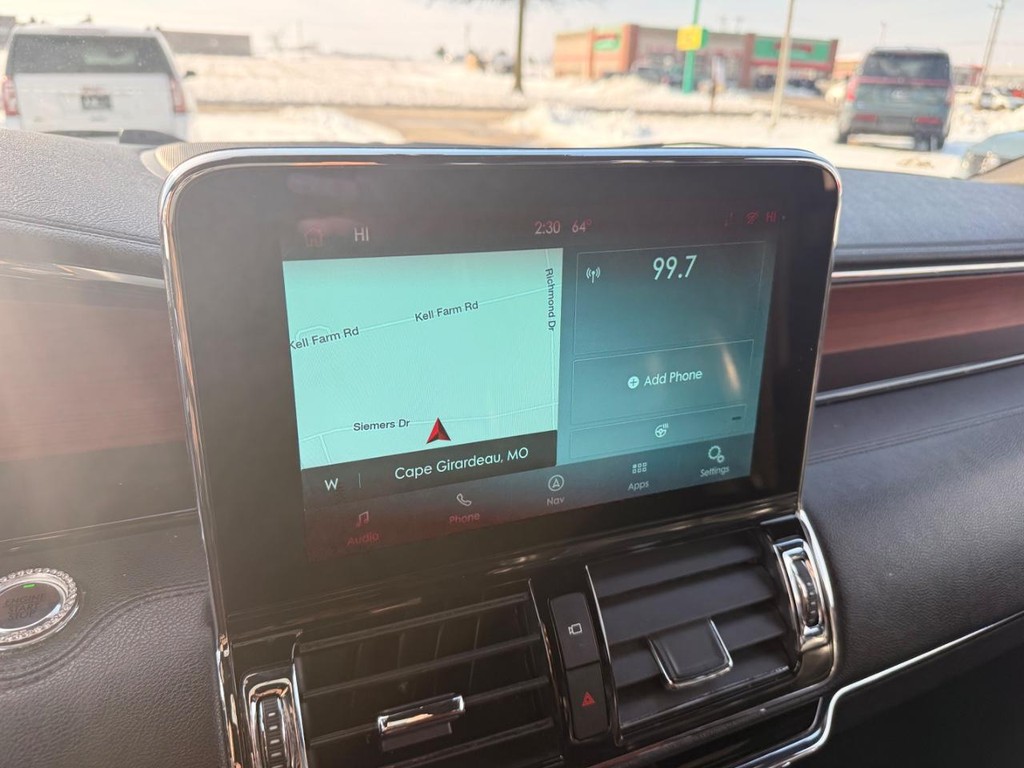 Lincoln Navigator Vehicle Full-screen Gallery Image 15