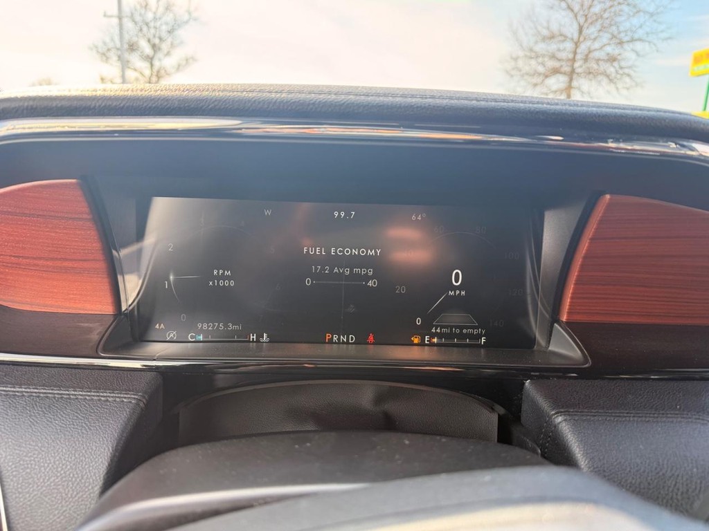 Lincoln Navigator Vehicle Full-screen Gallery Image 16