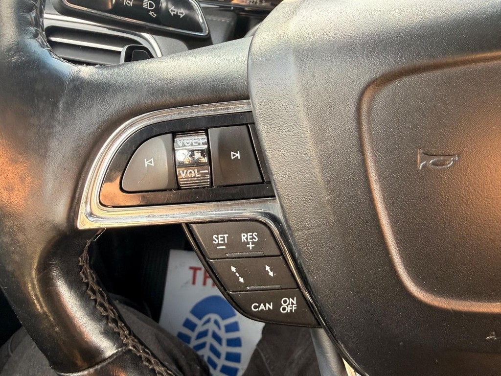 Lincoln Navigator Vehicle Full-screen Gallery Image 17