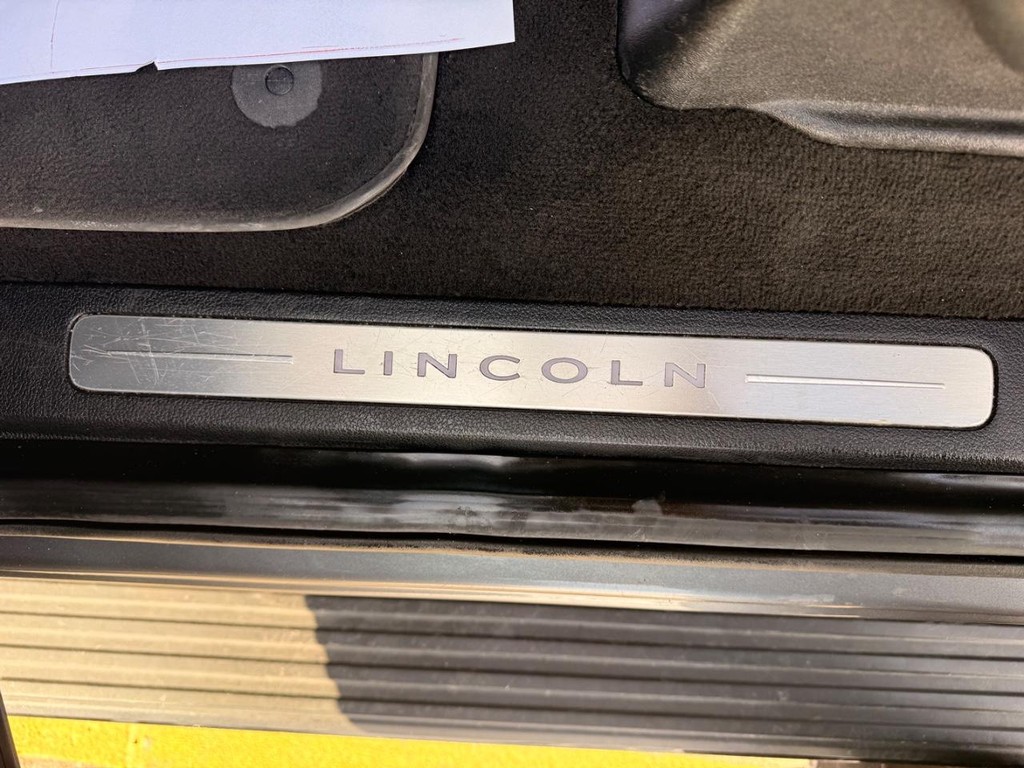 Lincoln Navigator Vehicle Full-screen Gallery Image 20