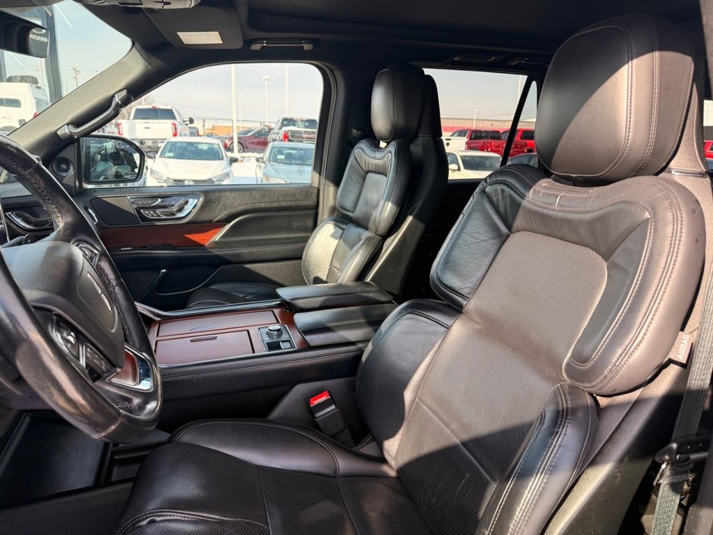 Lincoln Navigator Vehicle Full-screen Gallery Image 22