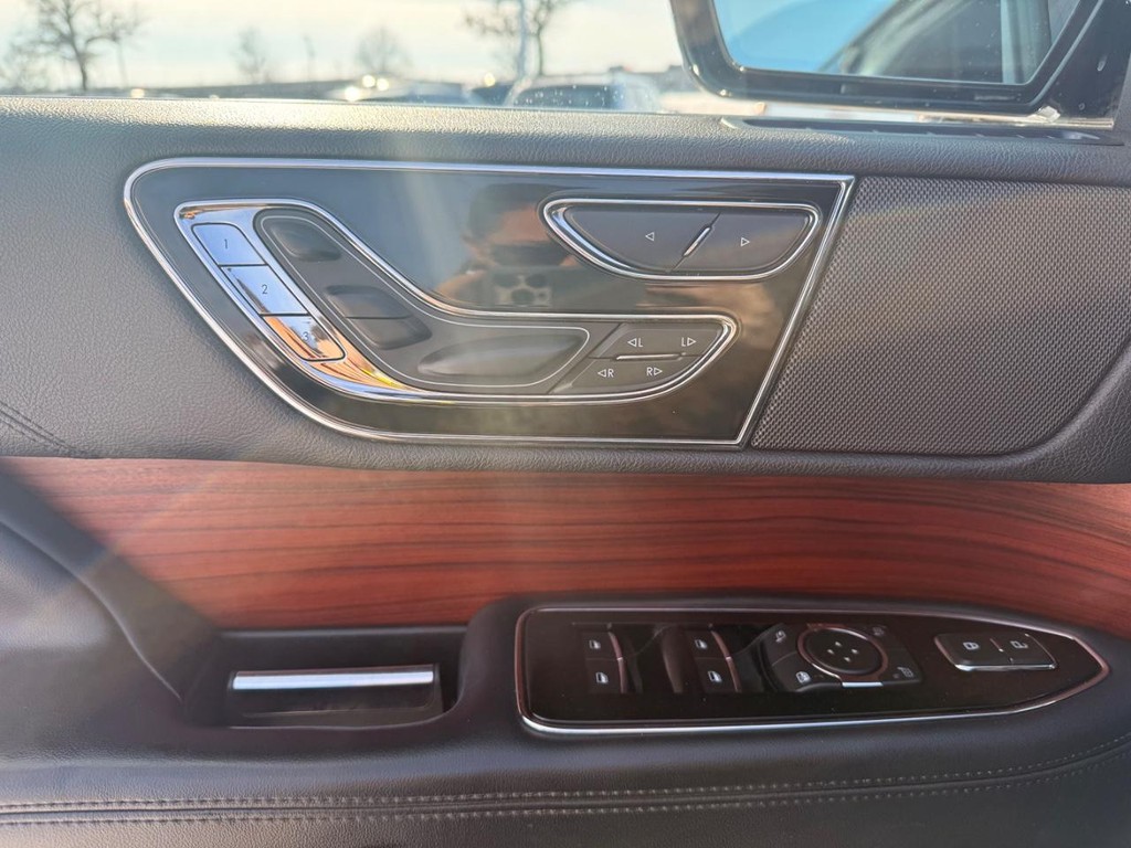 Lincoln Navigator Vehicle Full-screen Gallery Image 23