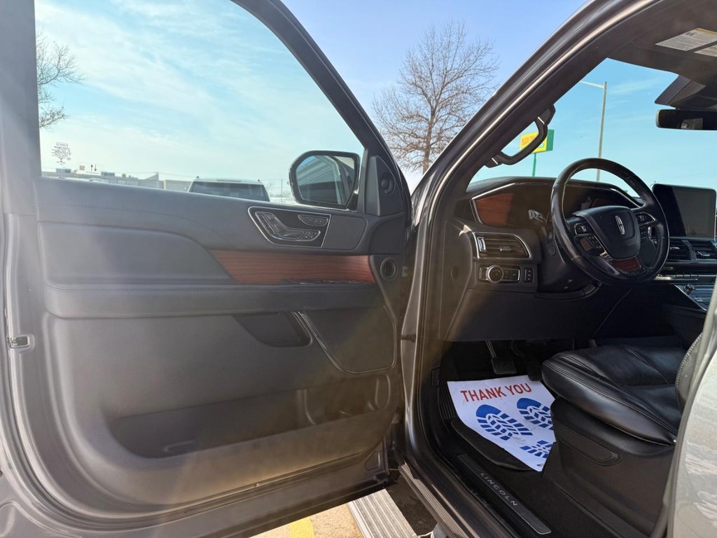 Lincoln Navigator Vehicle Full-screen Gallery Image 24