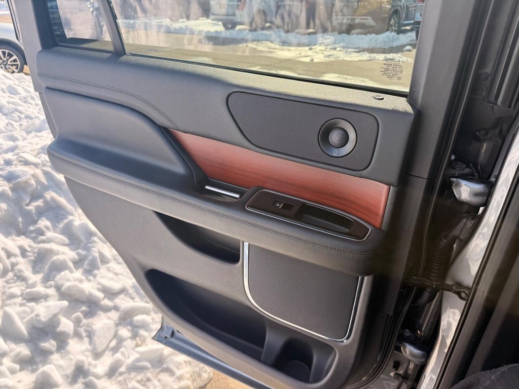 Lincoln Navigator Vehicle Full-screen Gallery Image 26