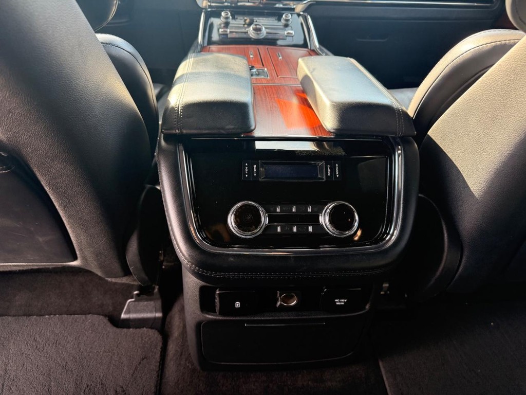 Lincoln Navigator Vehicle Full-screen Gallery Image 29