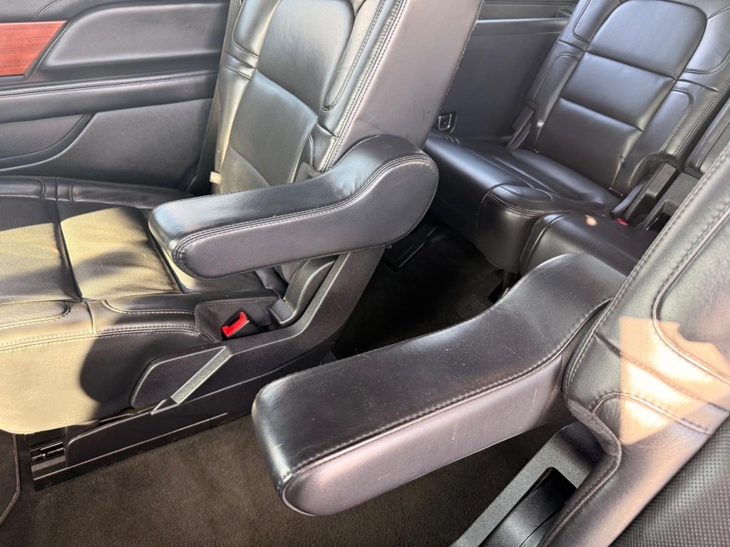 Lincoln Navigator Vehicle Full-screen Gallery Image 30