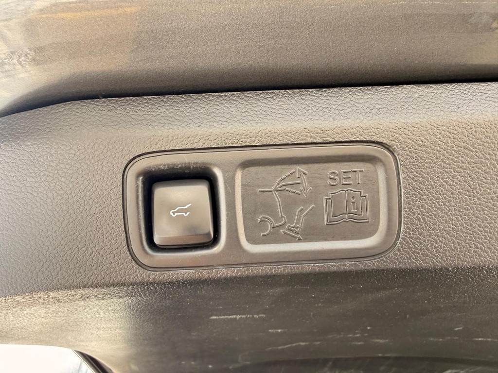 Lincoln Navigator Vehicle Full-screen Gallery Image 32