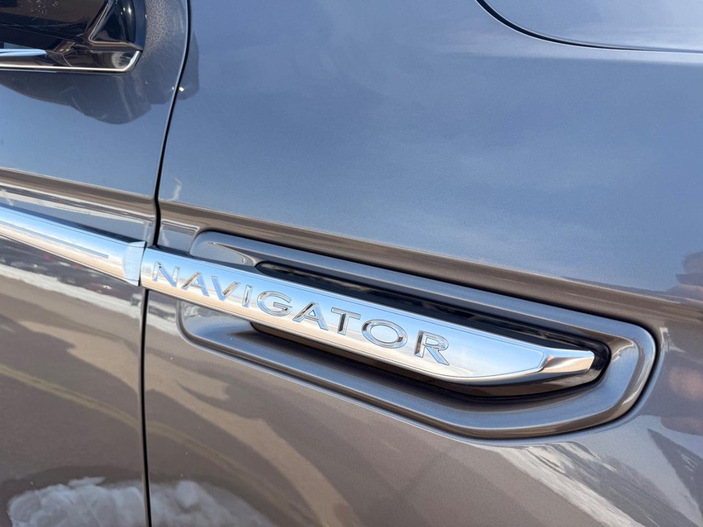 Lincoln Navigator Vehicle Full-screen Gallery Image 34