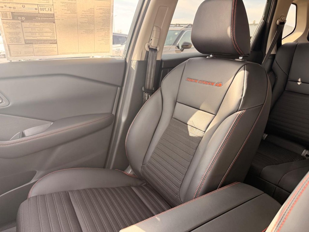 Nissan Rogue Vehicle Full-screen Gallery Image 04