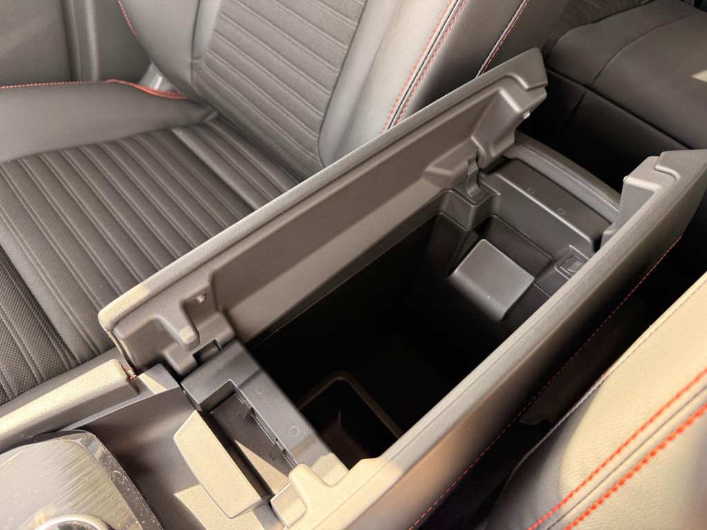 Nissan Rogue Vehicle Full-screen Gallery Image 05